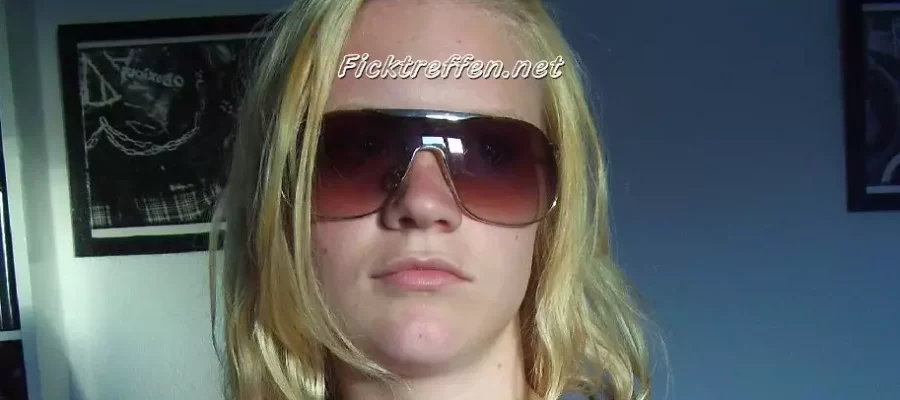 junge Blondine mit Sonnenbrille